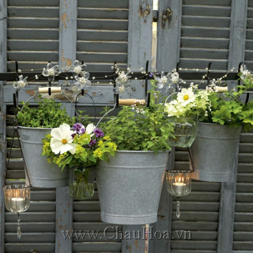 Chậu hoa đẹp để trước hiên nhà mang đậm phong cách vintage