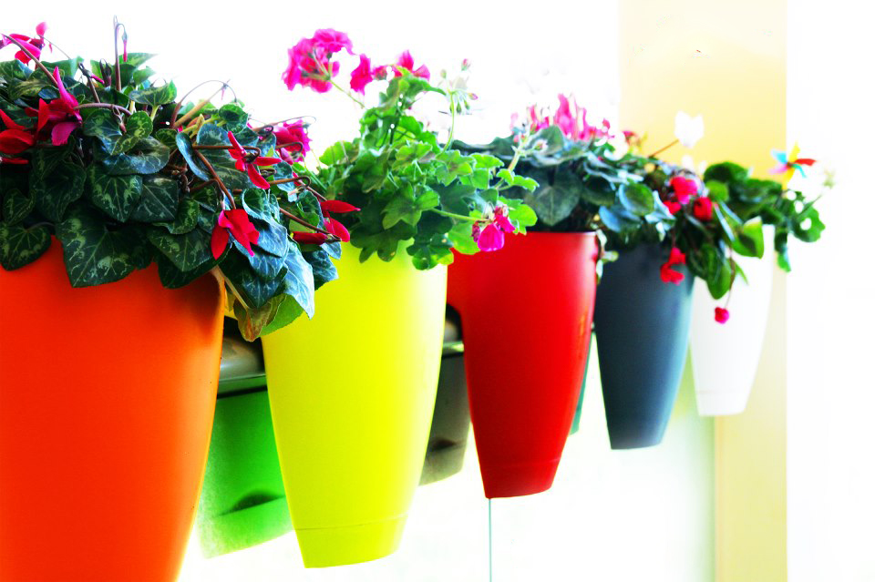 Chậu hoa gác lan can Garden in home giúp bạn tiết kiệm không gian trồng cây